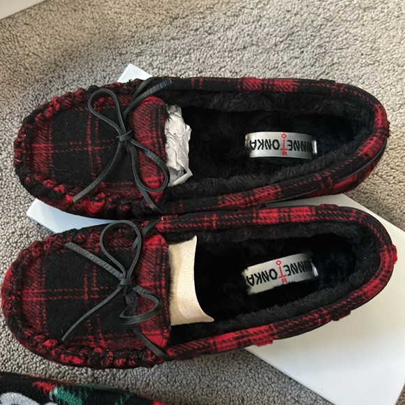 NWT 🆕 MINNETONKAKA Lynn Trapper Slipper 🥿 red plaid ❤️❄️ size 9M 🎄BRAND NEW - Picture 3 of 6